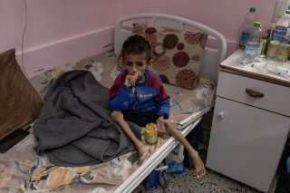 Selon le directeur de l'hôpital al-Chifa à Gaza-Ville, les décès de 21 enfants "morts de malnutrition ou de faim" ont été enregistrés en 72 heures dans différents établissements y compris le sien. "A chaque moment, de nouveaux cas de malnutrition et de famine parviennent aux hôpitaux de Gaza". KEYSTONE/EPA/HAITHAM IMAD